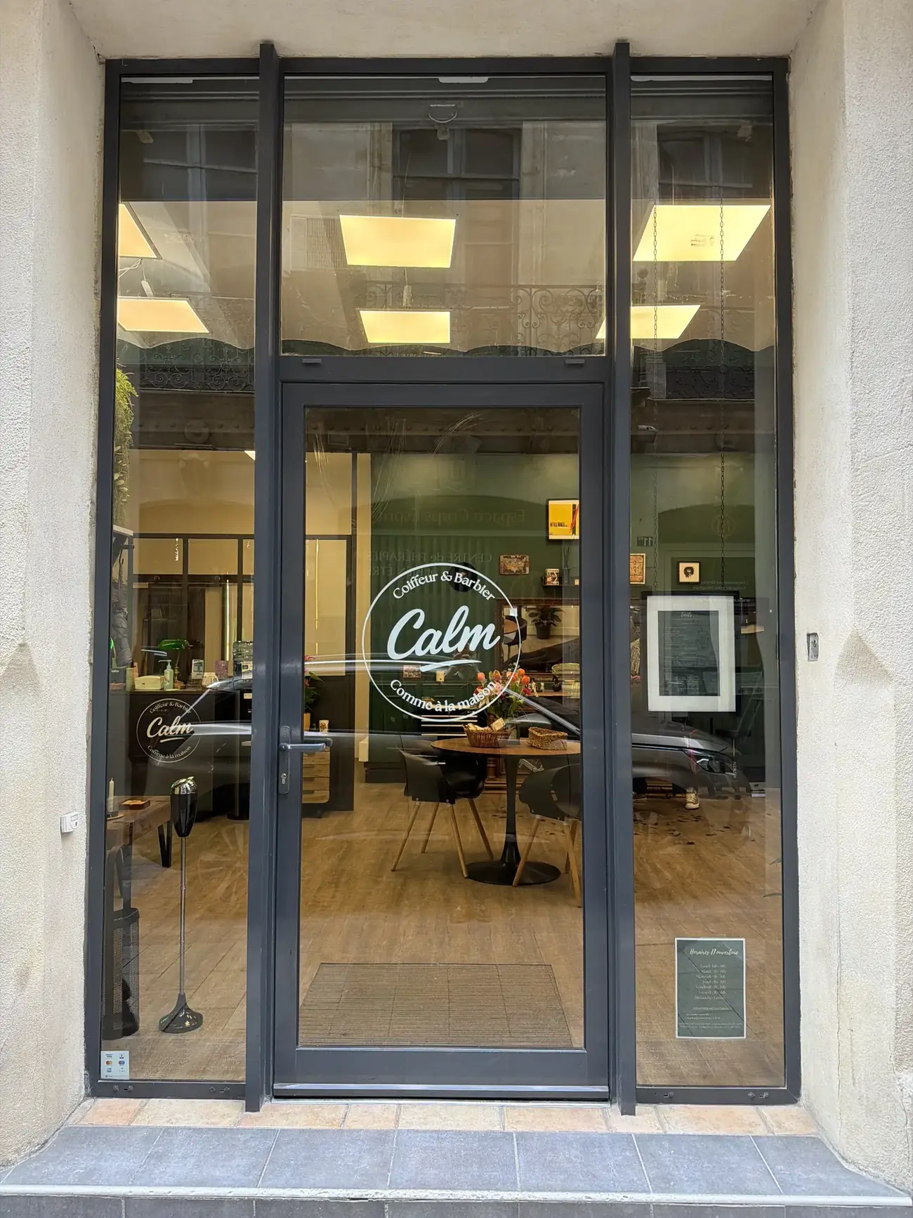 La devanture vitrée du salon CALM à Montpellier