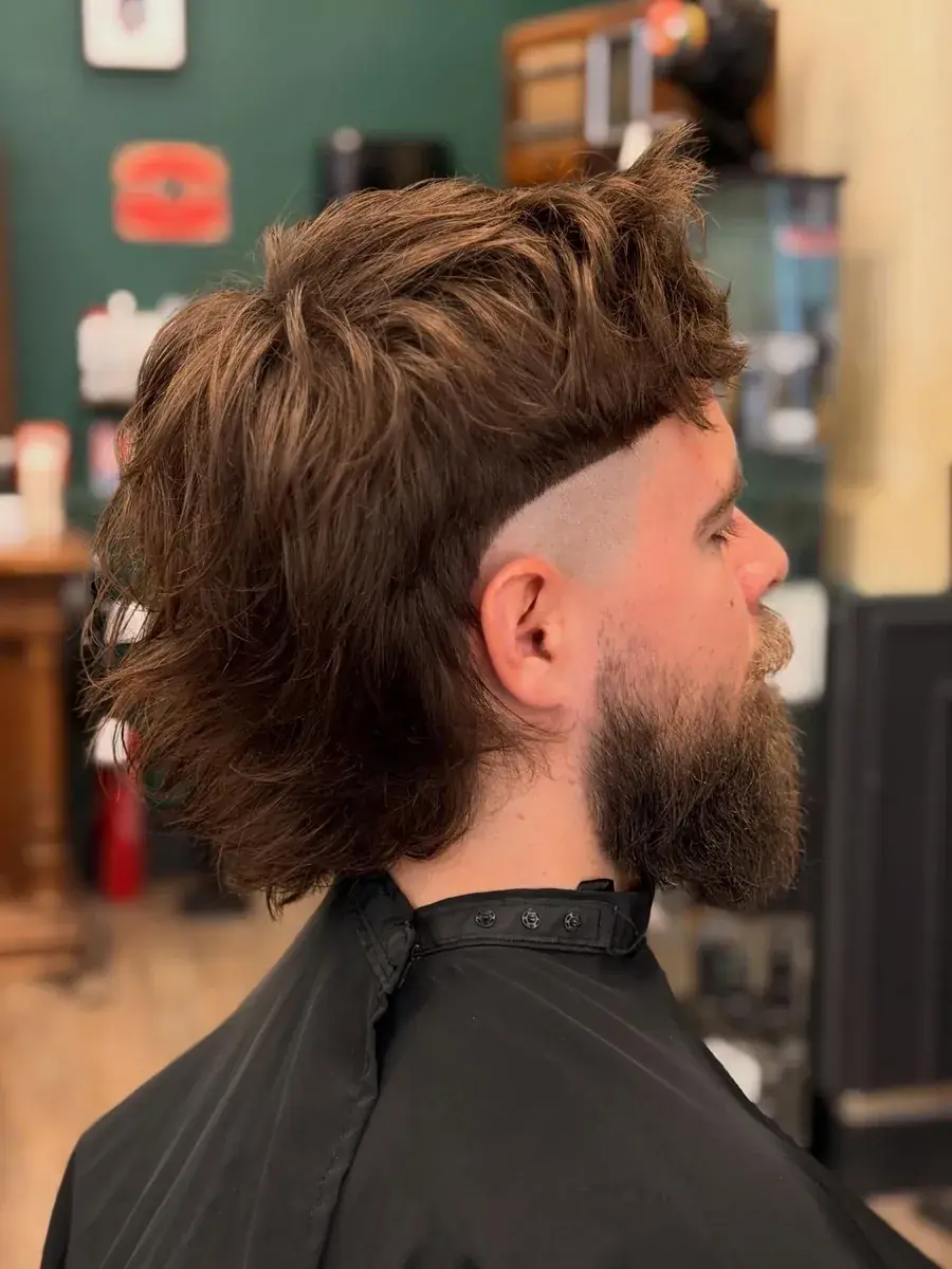 Coupe longue dégradée et barbe taillée, réalisées chez CALM