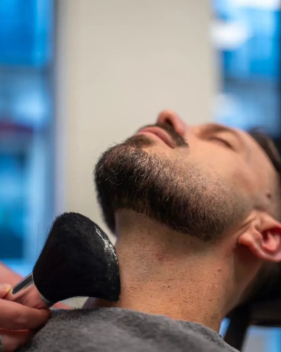 Finition de barbe à la brosse chez CALM