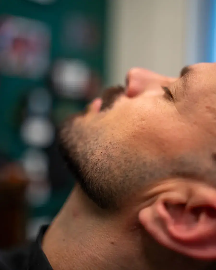 Contours de barbe dessinés au rasoir chez CALM