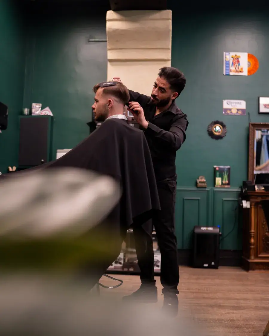 Coiffeur barbier au poste de travail dans le salon CALM