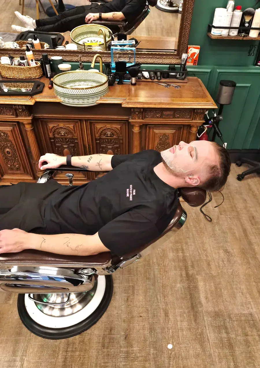 Fauteuil de barbier incliné pendant une prestation chez CALM