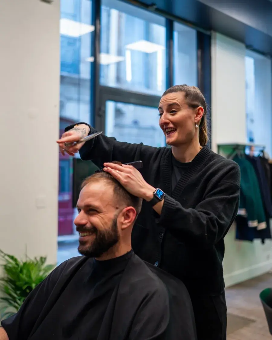 Coupe aux ciseaux en cours dans le salon CALM