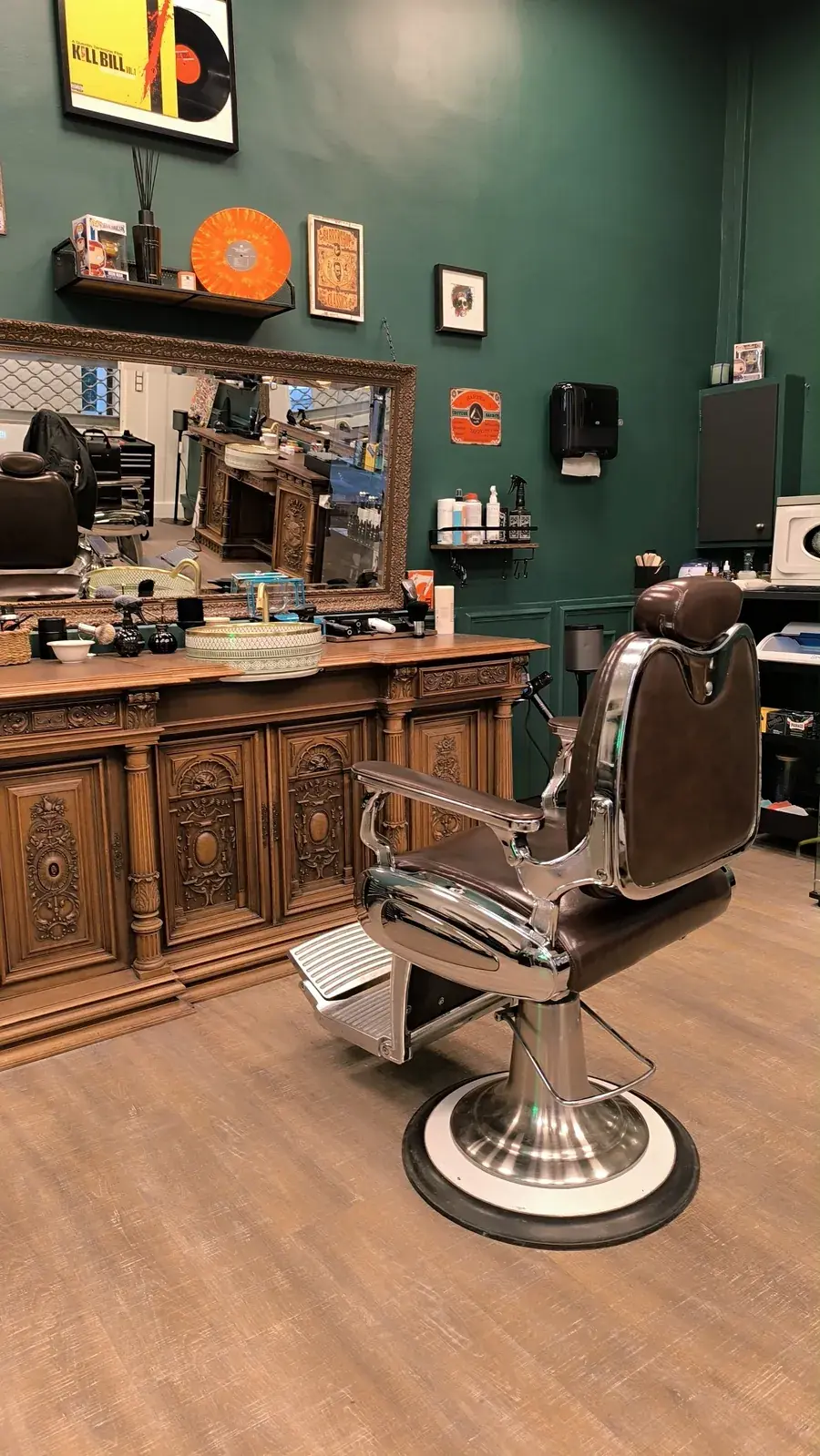 Poste barbier et meuble ancien du salon CALM