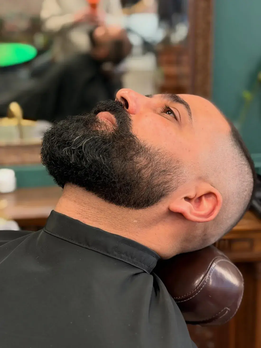 Taille de barbe et contours au rasoir chez CALM, barbier à Montpellier