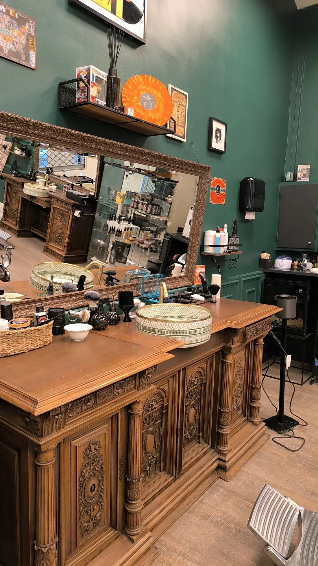 Le bac et les vasques anciennes du salon CALM à Montpellier